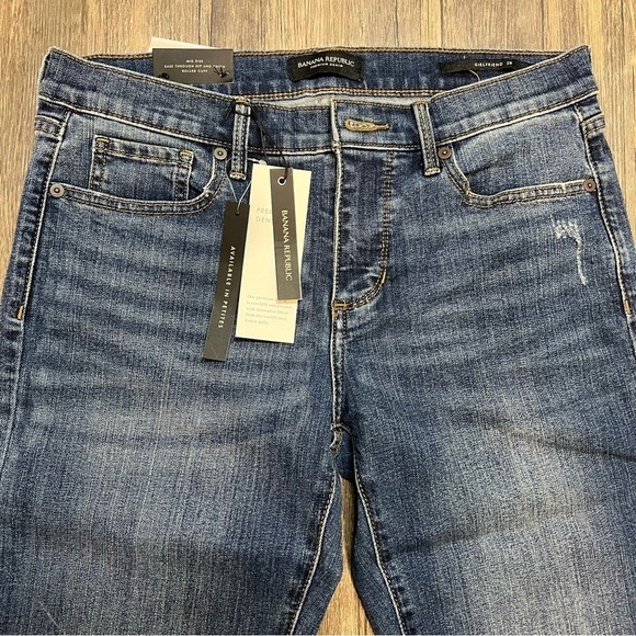 NWT Banana Republic Denim Girlfriend Mid Rise Jean Rolled Hem Size 28 - Picture 8 of 13